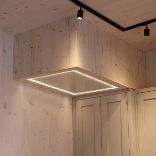 Takintegrerad köksfläkt Swedluxury DREAM vit  |linjär LED belysning|Design line