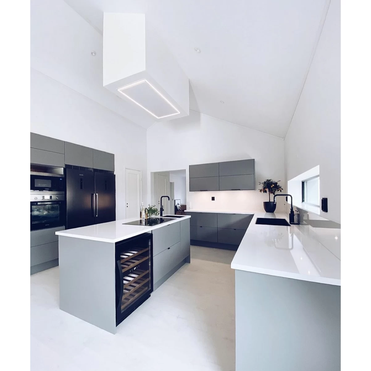 Premium line tak integrerad köksfläkt Swedluxury Pure vit  |linjär LED belysning